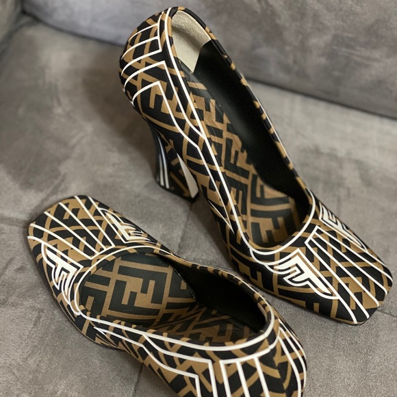 Fendi FFreedom Embossed Monogram FF Logo Pump - Picture 6 of 8